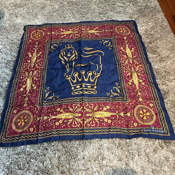 Like new vintage Royal Doulton Lion and crown scarf